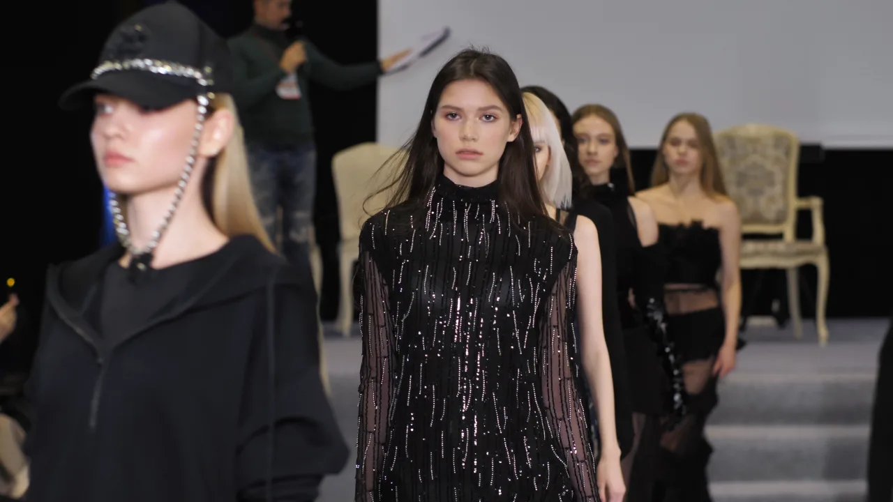 Sfilata di moda in passerella durante la Fashion Week a Milano