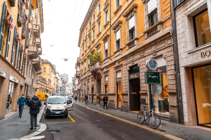 Via Montenapoleone nel Quadrilatero della Moda a Milano, epicentro del rincaro alberghiero durante la Fashion Week