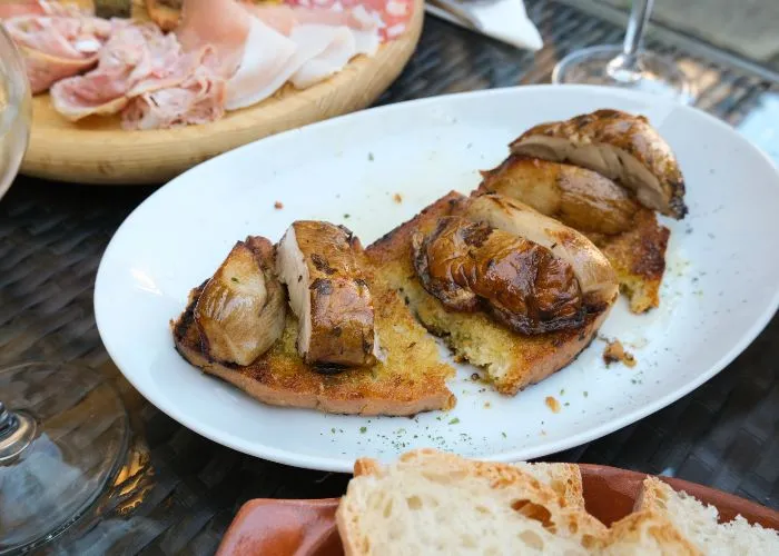Bruschetta con funghi porcini