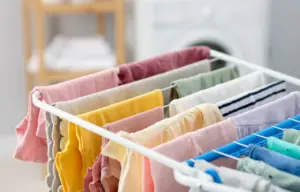 I consigli per asciugare i panni in casa in autunno: addio muffa e cattivi odori