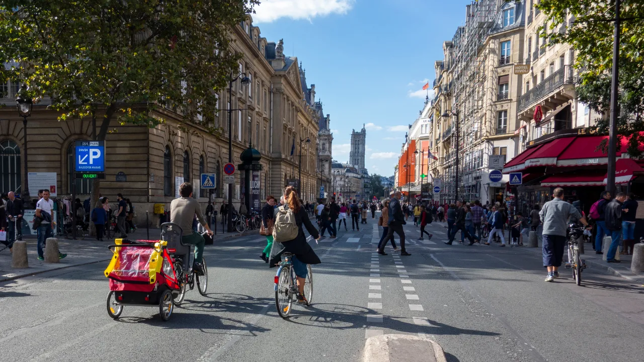 Settimana europea della mobilità sostenibile 2026, ciclisti in una piazza chiusa al traffico