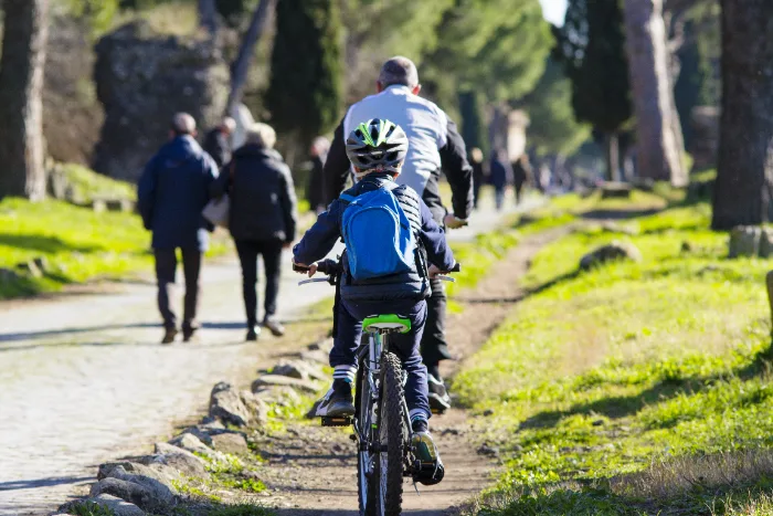 Ciclisti lungo il GRAB a Roma durante la settimana della mobilità sostenibile