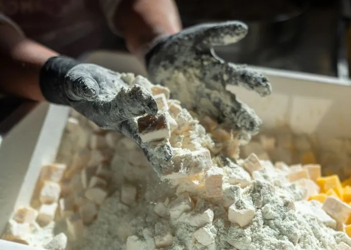 Preparazione dell'anguilla alla sagra di Comacchio