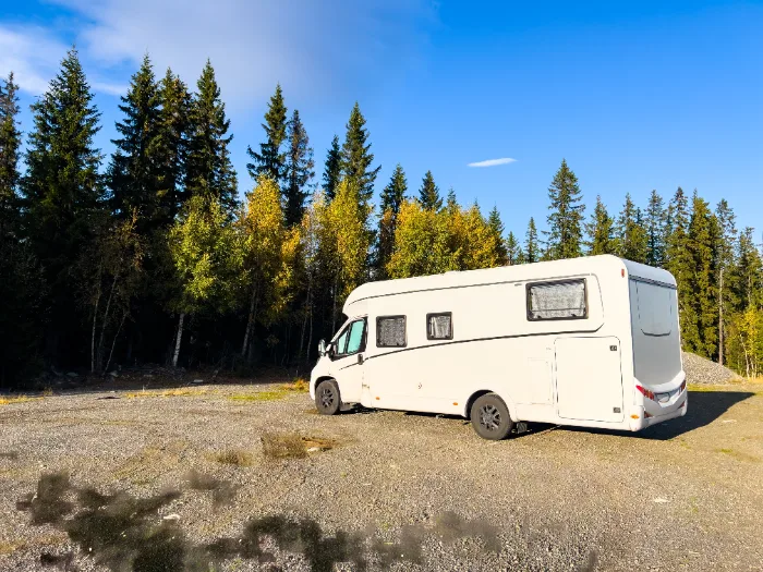 Van camperizzato compatto parcheggiato durante un viaggio in autunno