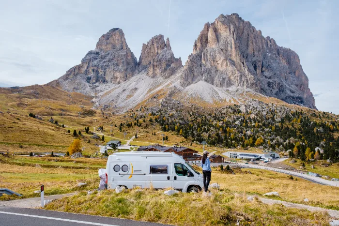 Camper parcheggiato in un paesaggio autunnale italiano con foliage