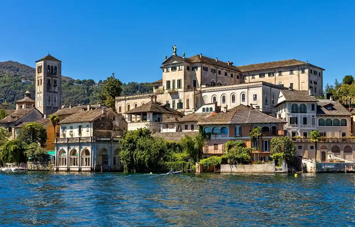 Lago d'Orta in autunno