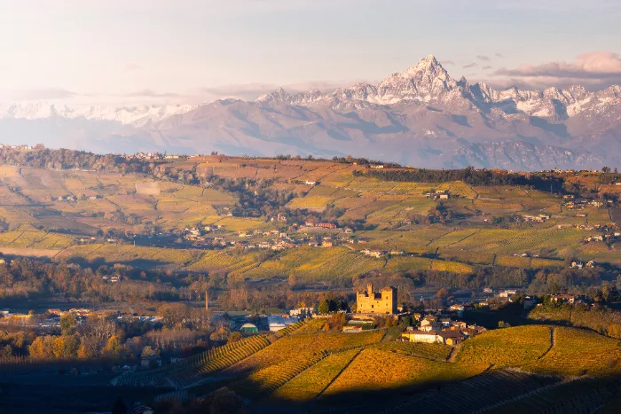 Le colline di Grinzane Cavour e i vigneti delle Langhe in autunno