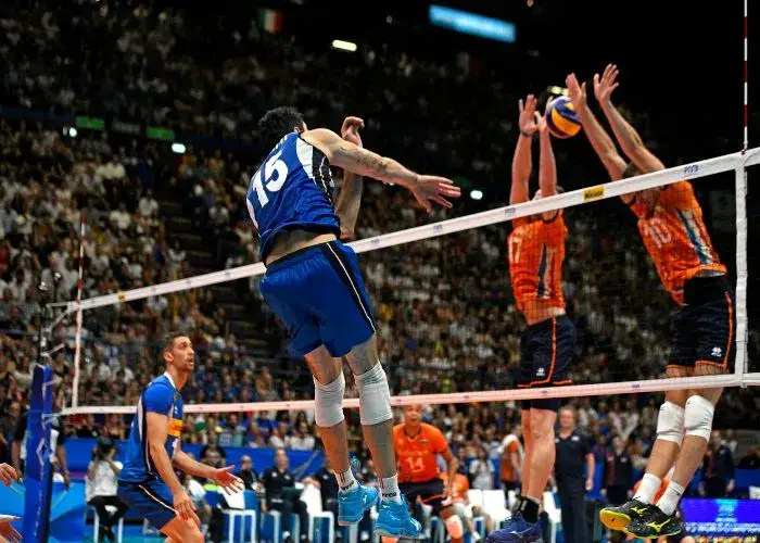 Una partita di volley maschile