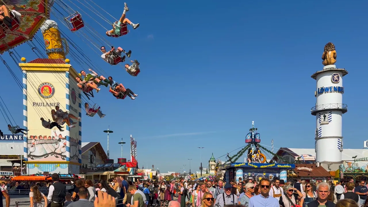 Tendoni e giostre sulla Theresienwiese, dove si chiude l'ultima settimana dell'Oktoberfest