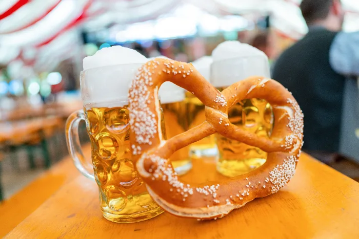 Boccali da un litro serviti in un tendone dell'Oktoberfest di Monaco