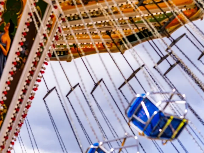 Giostra a catene illuminata all'Oktoberfest di Monaco di Baviera