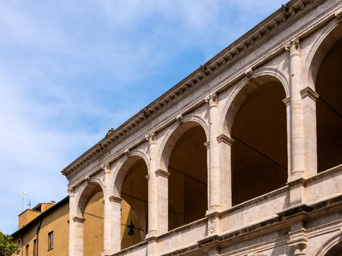 Cortile interno di un palazzo storico nel centro di Roma