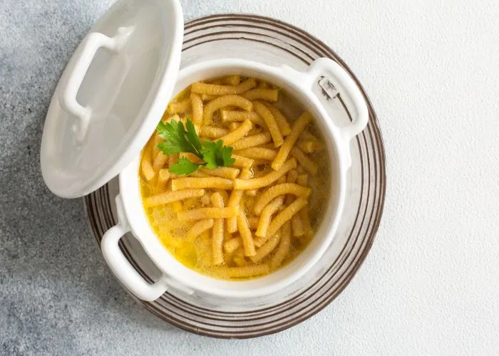 pastina in brodo uno dei comfort food dell'autunno