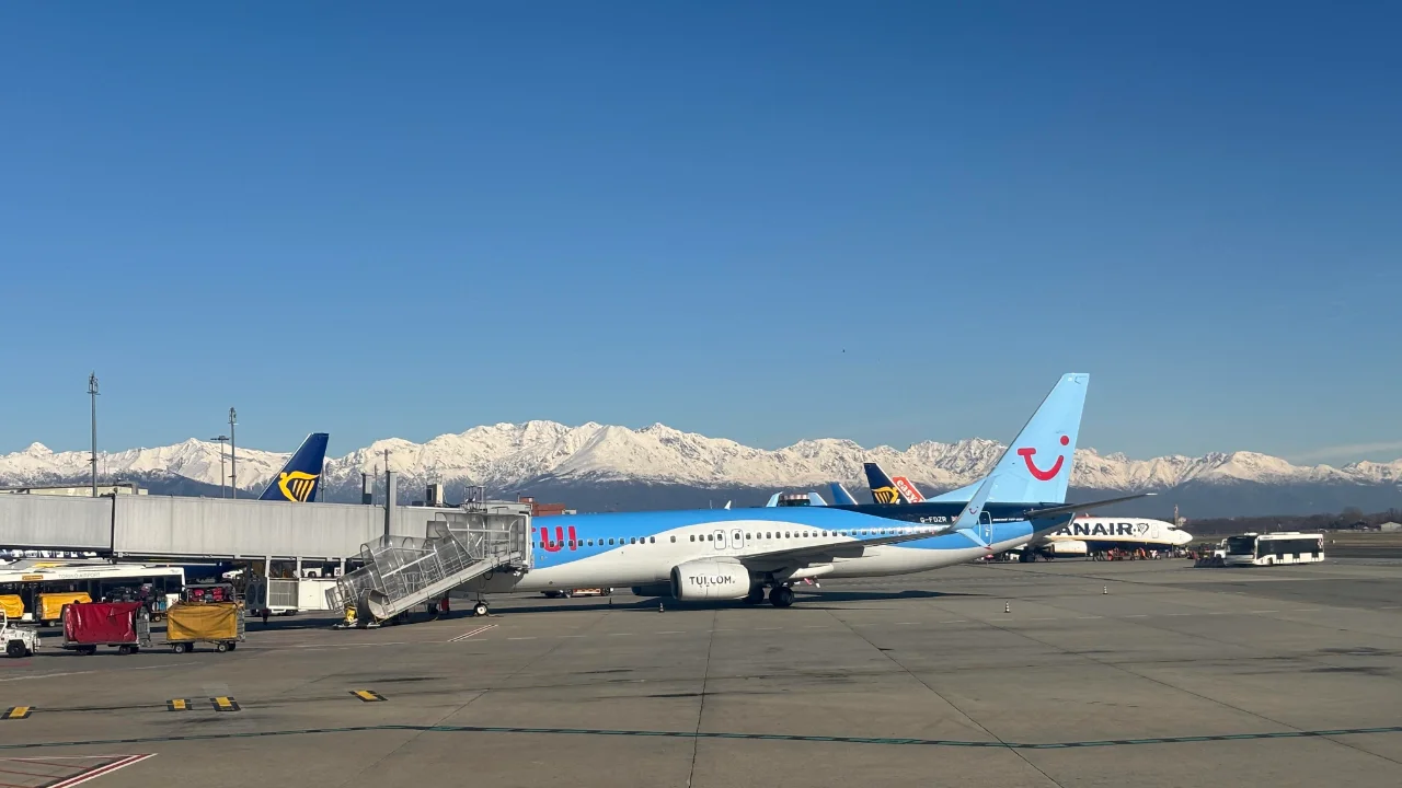 Aereo sul piazzale dell'aeroporto di Torino all'avvio delle nuove rotte aeree dell'inverno