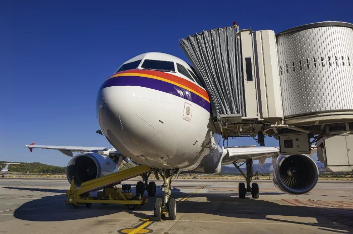 Aereo sulla pista dell'aeroporto di Olbia, scalo delle nuove rotte aeree dell'inverno