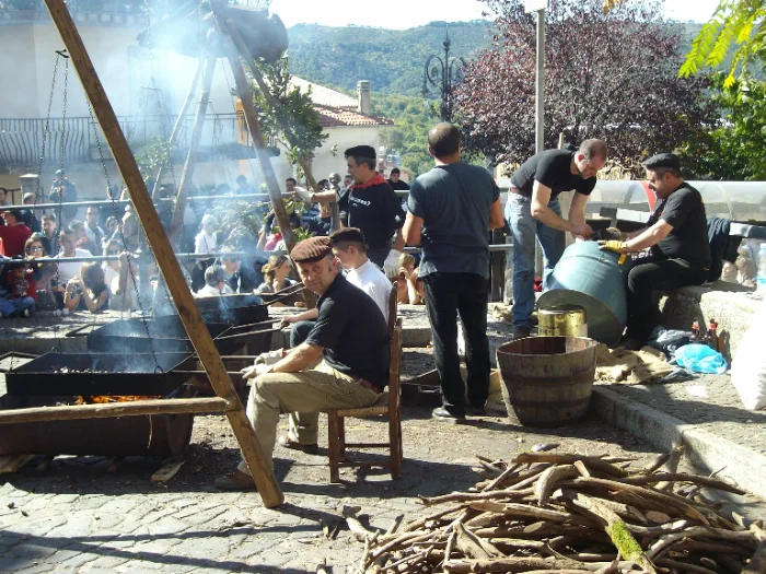 Festa in un paese della Barbagia, fra le mete italiane in bassa stagione