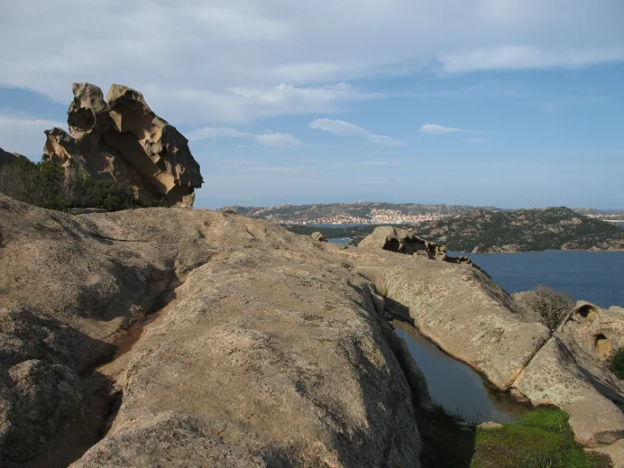Granito modellato dal vento in Gallura, fra le mete italiane in bassa stagione