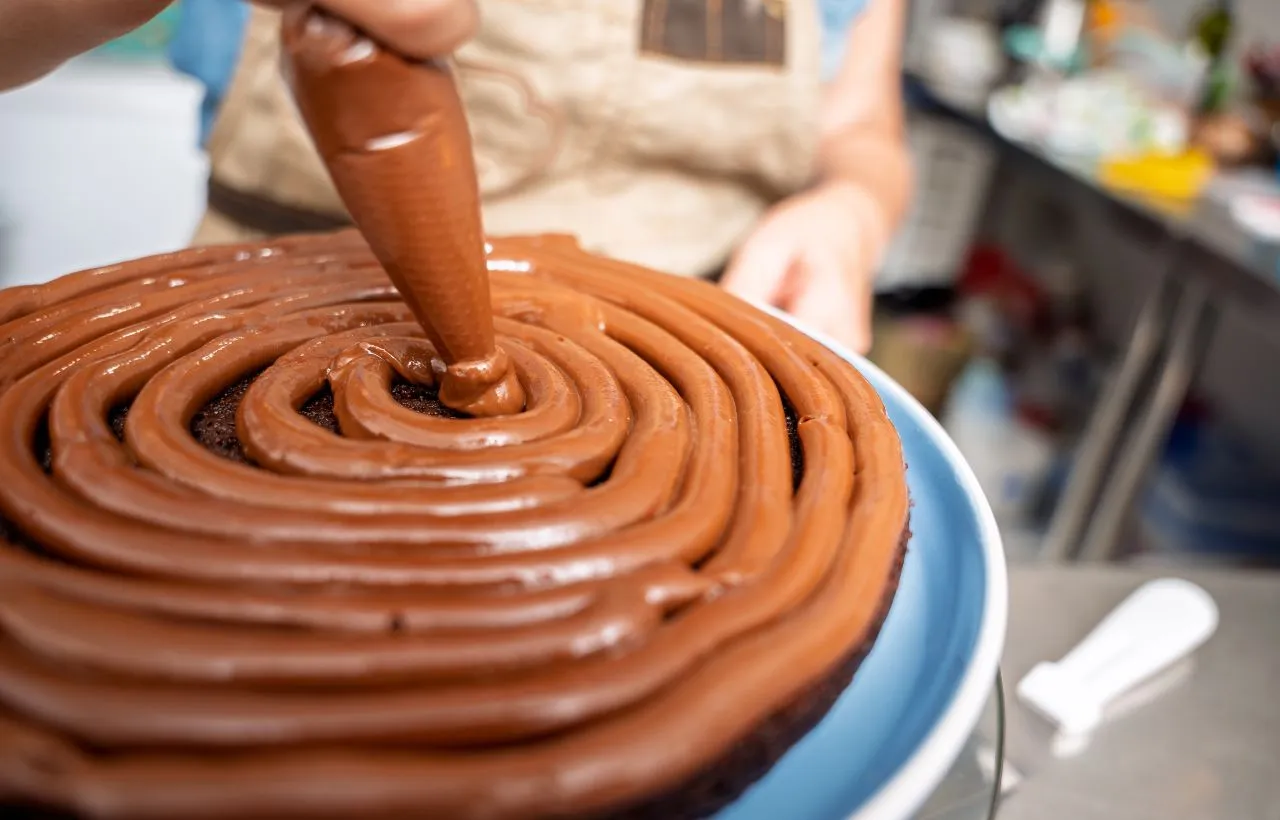 Preprazione di una torta al cioccolato