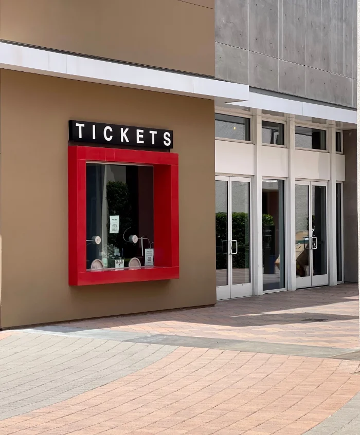 Botteghino di un teatro, come quello dove si ritirano i biglietti della Festa del Cinema di Roma