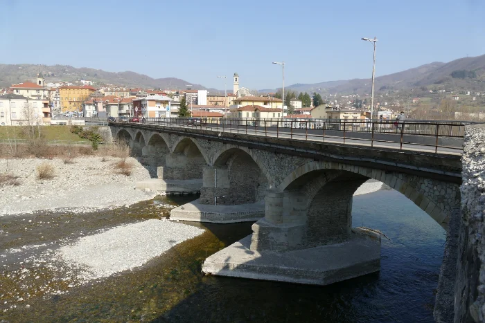 Borgo Val di Taro con il ponte sul fiume Taro, vicino alla fiera del fungo di Albareto