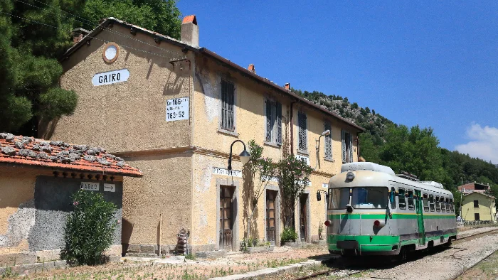 Treno a scartamento ridotto su una ferrovia della Sardegna