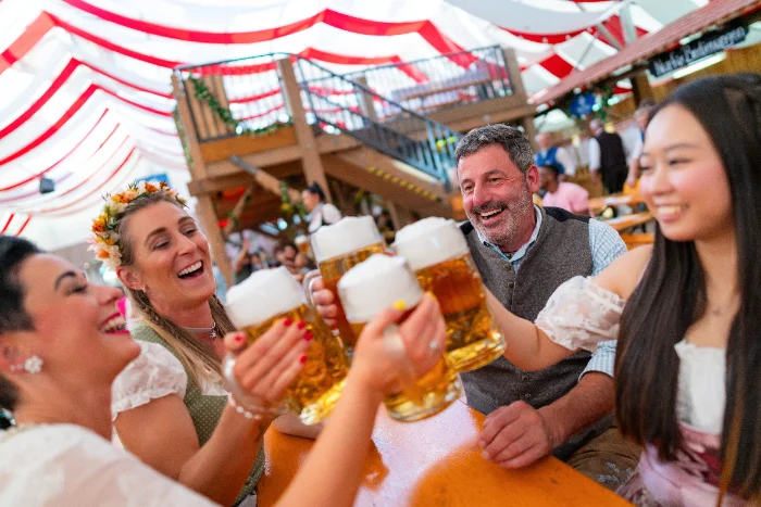 Brindisi con boccali di birra durante una festa della birra