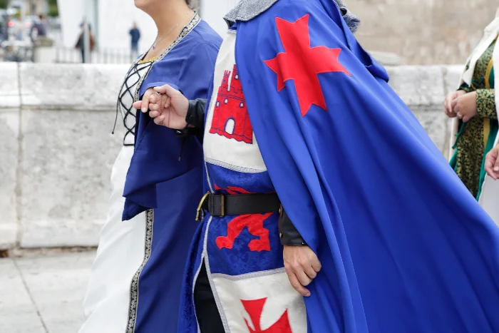 Corteo storico in costume per le vie di un borgo italiano