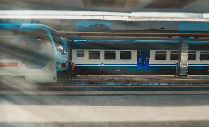 Treno regionale in una stazione italiana, il mezzo per arrivare alla Sagra dell'Uva di Marino