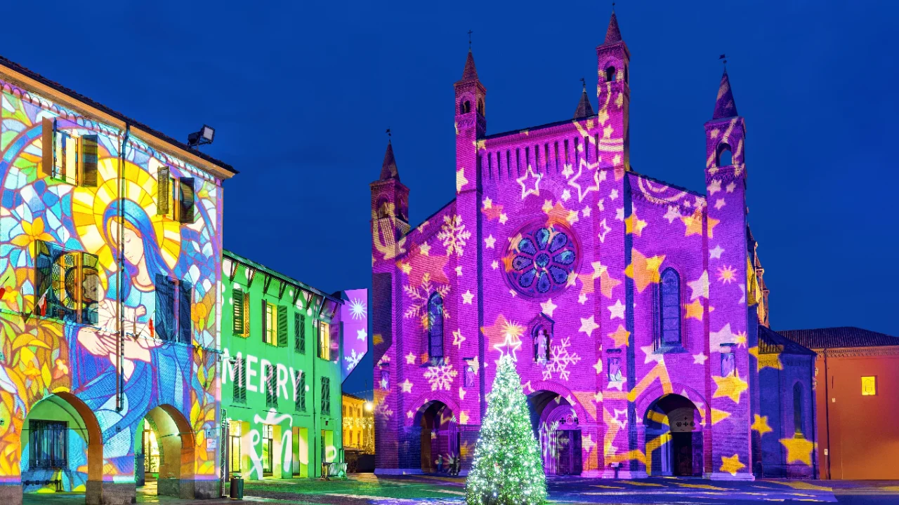 Luci di Natale in una piazza durante il ponte dell'Immacolata 2026