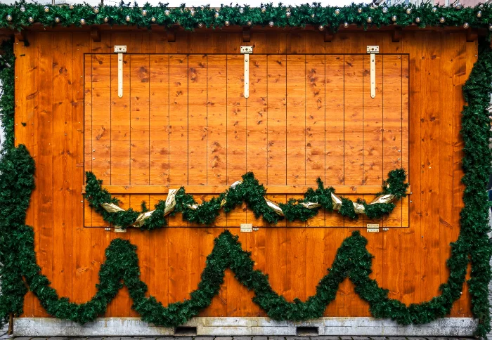 Casette di legno di un mercatino di Natale illuminate
