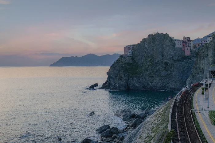 Binari e banchina di una stazione ferroviaria italiana