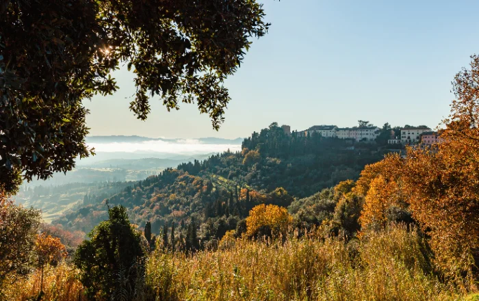 Borgo dell’Appennino toscano circondato dai colori d’autunno