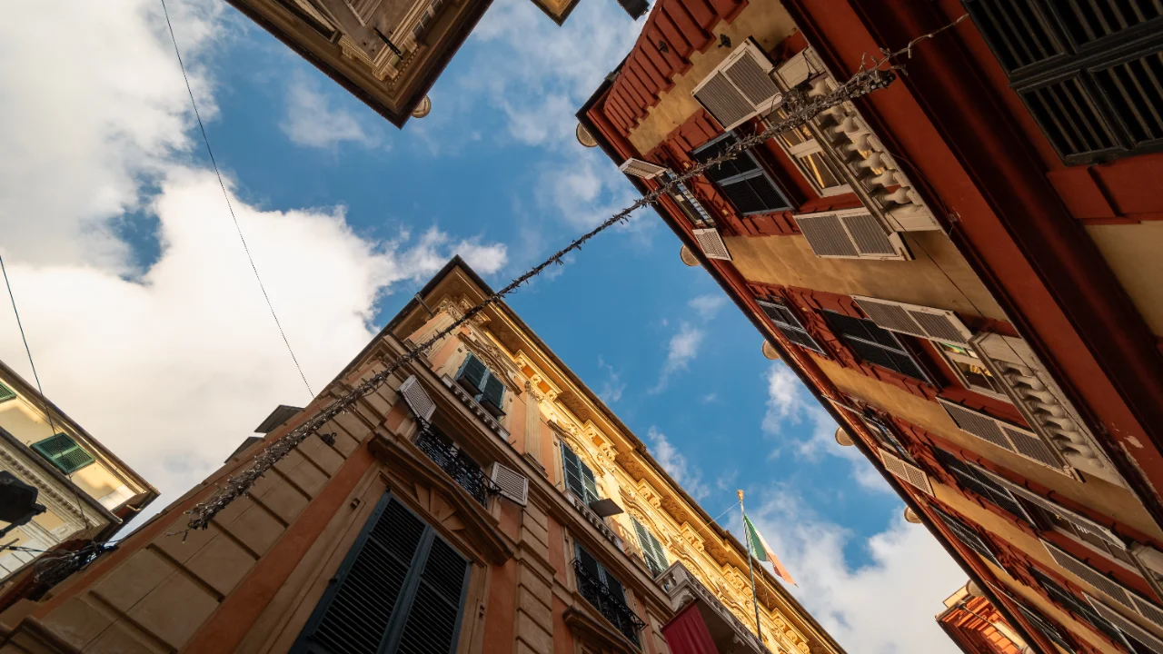 Via Garibaldi a Genova in un weekend di ottobre