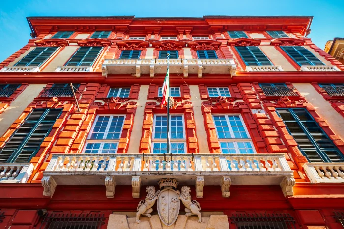 I palazzi di via Garibaldi a Genova durante un weekend di ottobre
