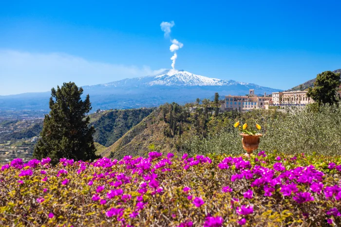 L'Etna visto dal versante orientale, il fianco del vulcano su cui si trova Zafferana Etnea