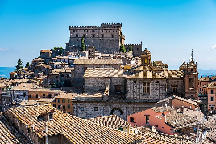 Veduta panoramica di Soriano nel Cimino, nel Lazio, che mette in risalto il suo storico castello medievale e i suggestivi tetti.