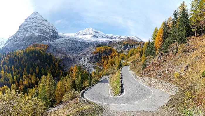 Tornanti di una strada di passo in alta quota in autunno