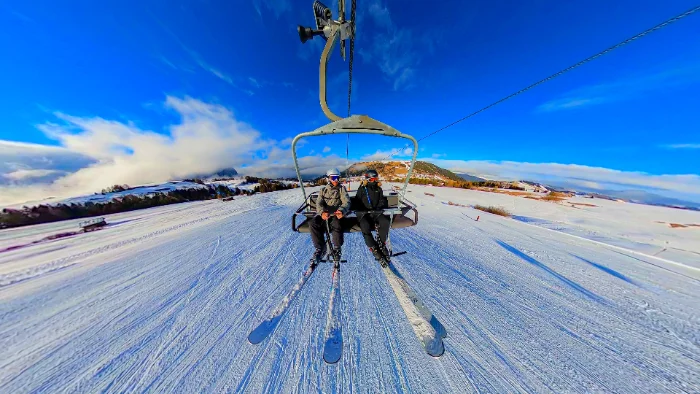 Skipass stagionale 2026 2027, seggiovia in funzione su una pista delle Dolomiti