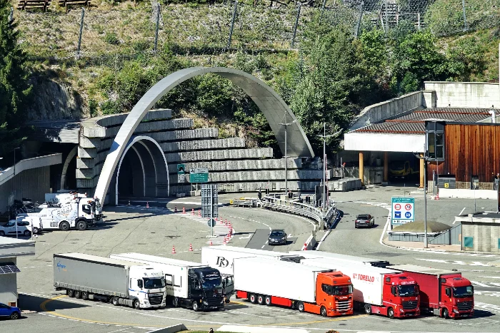 Coda di auto all'ingresso del traforo del Monte Bianco in Valle d'Aosta