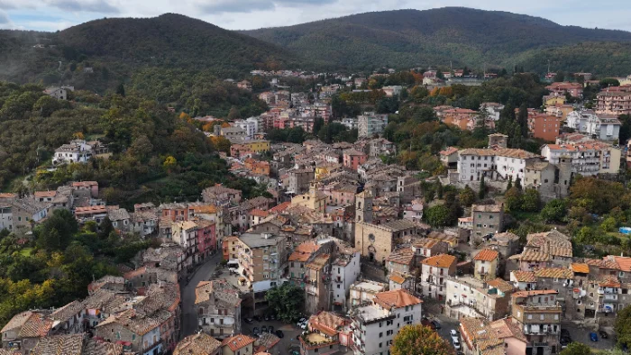 Il paese di Canepina sui Monti Cimini visto dall’alto