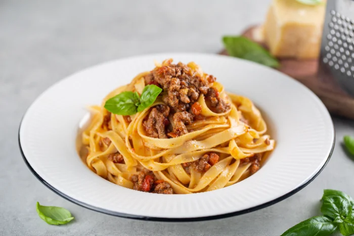 Pasta all'uovo sottilissima condita con il ragù, come il fieno di Canepina