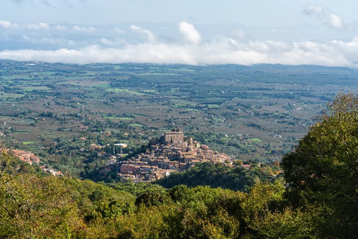Veduta panoramica di Soriano nel Cimino, il borgo ai piedi della faggeta