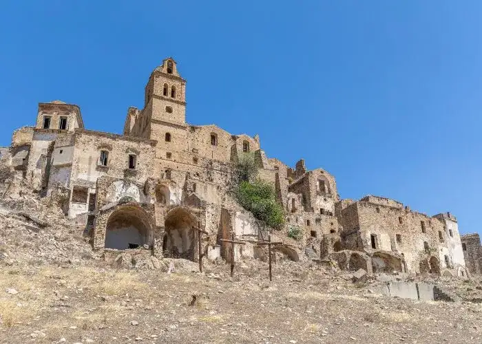 Si può fare una visita a Craco