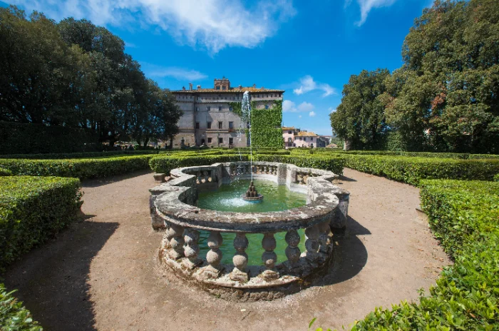 Il Castello Ruspoli di Vignanello visto dal centro storico