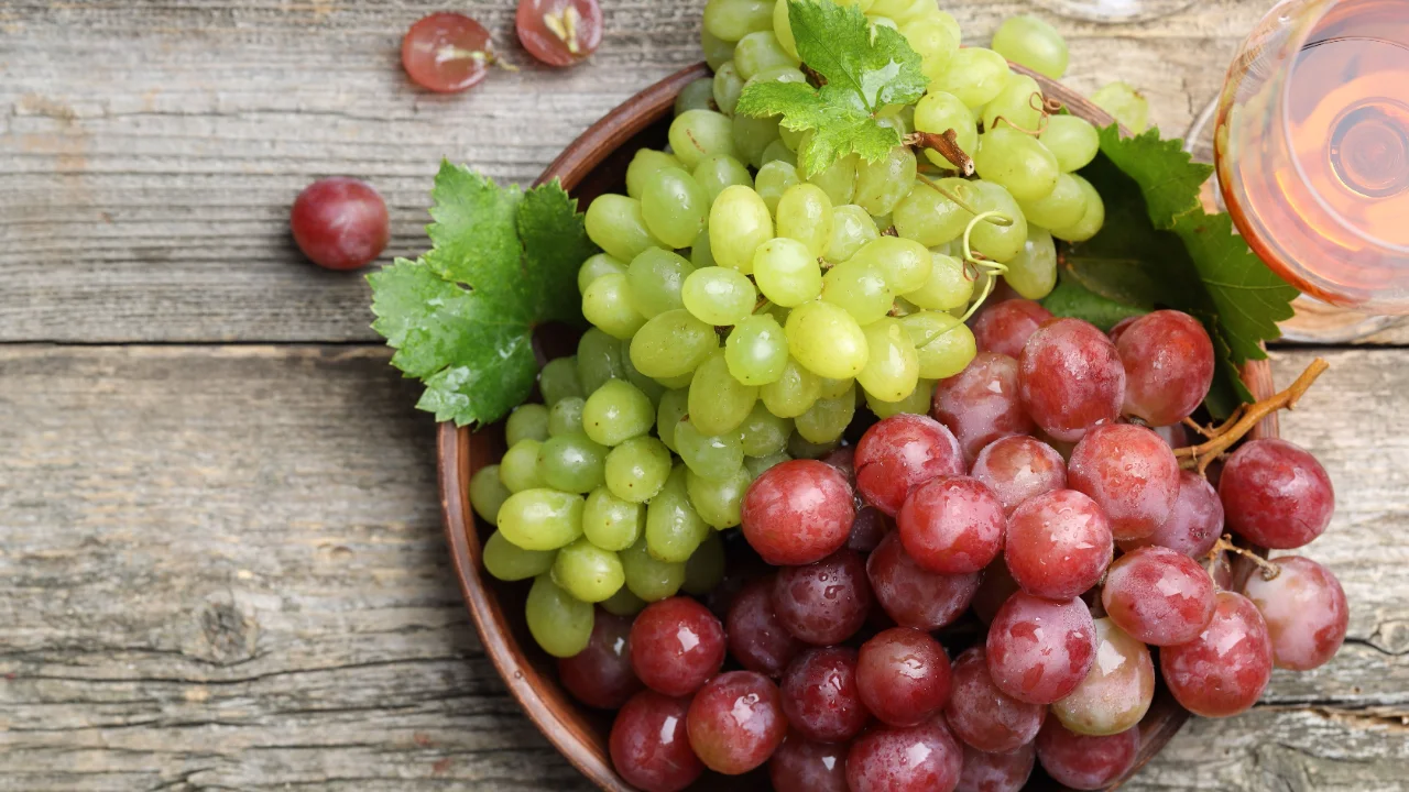 Calici di vino novello rosso su un tavolo di legno in autunno
