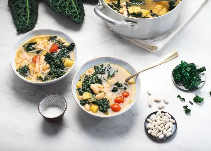 Zuppa di cavolo nero e fagioli cannellini