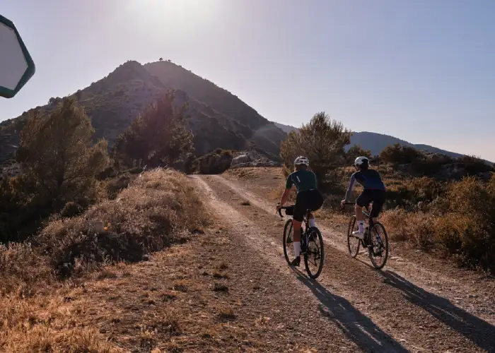 Due ciclisti in gravel