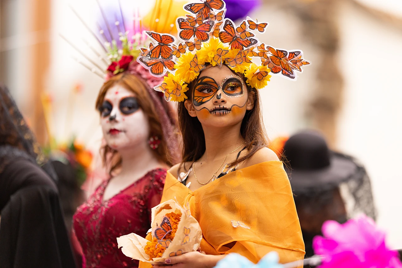 Due ragazze vestite a tema per la sfilata di Halloween