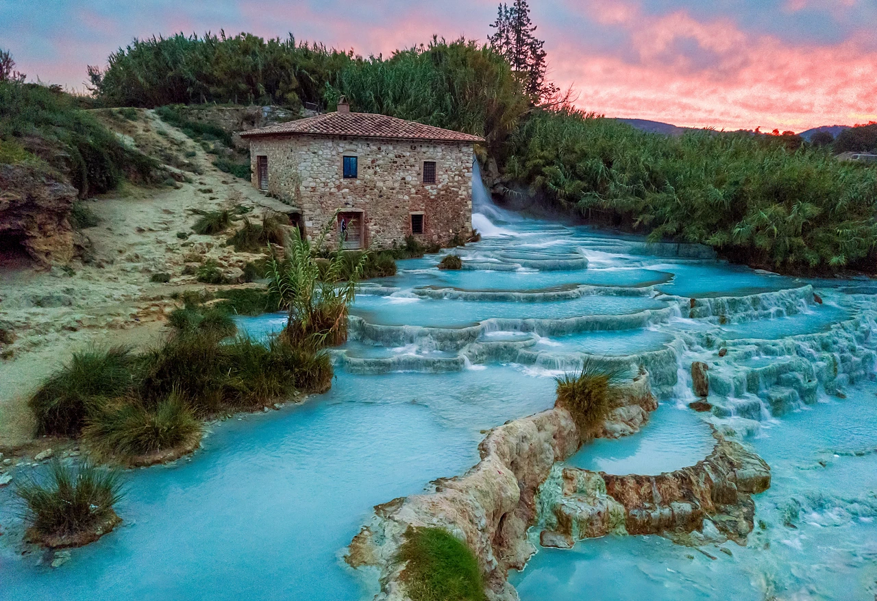 Le terme di Saturnia, in provicina di Grosseto, sono facilmente raggiungibili in treno.