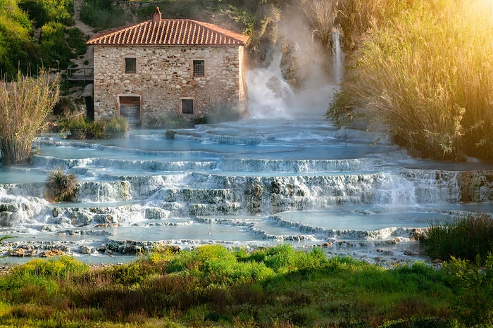 Le Cascate del Mulino alle terme di Saturnia, facilmente raggiungibili in treno.